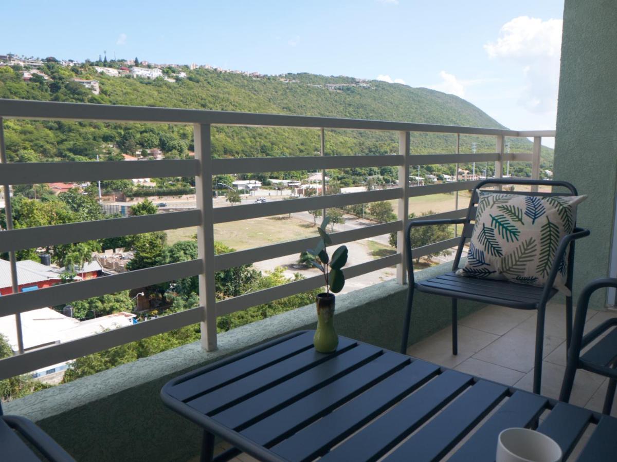 Апартаменты Crieffe Views At The Lofts Кингстон Экстерьер фото